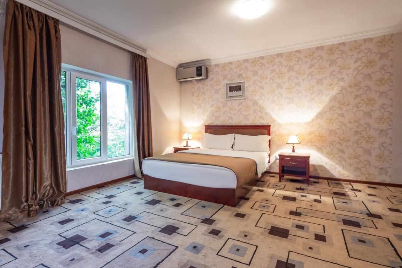 Margo Palace Hotel Тбилиси Екстериор снимка